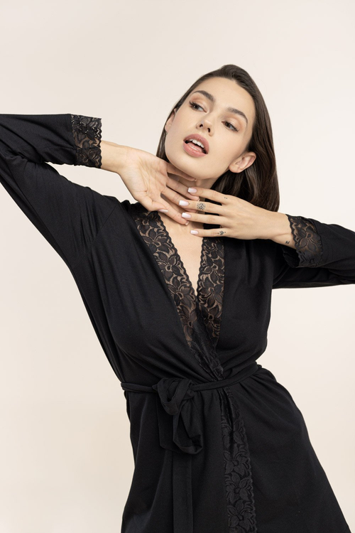 Robe de chambre noire avec dentelle